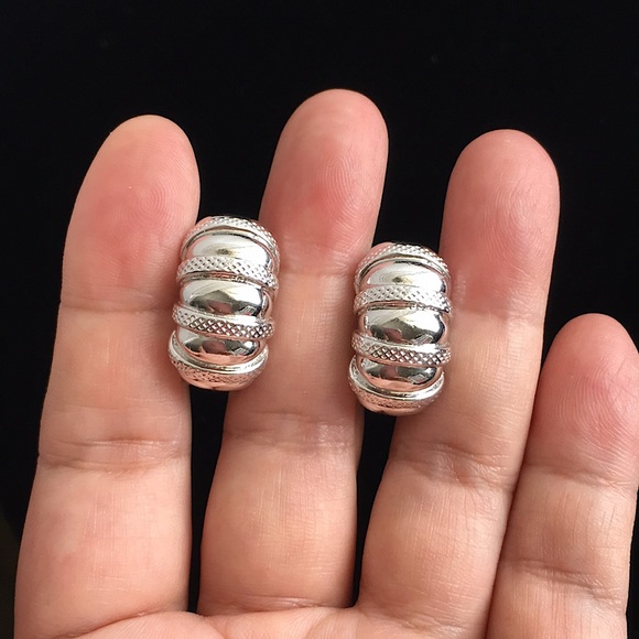 🖤NWOT💕L’Officiel clip earrings - Picture 2 of 12